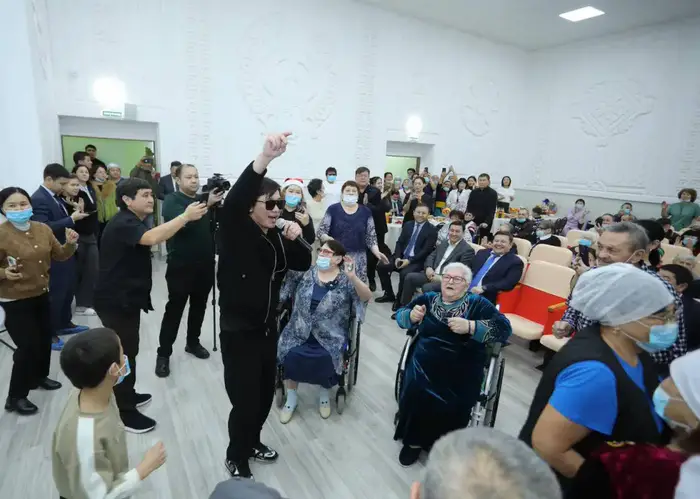 Глава региона Нурдаулет Килыбай поздравил получателей услуг Центра специальных социальных услуг № 2 с Новым годом и вручил подарки Уральске