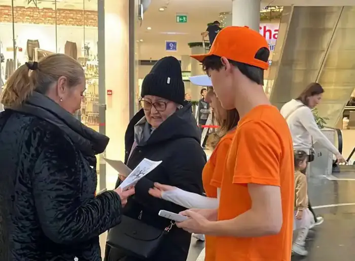 Акция против гендерного насилия в ТРЦ "Хан Шатыр" Уральске
