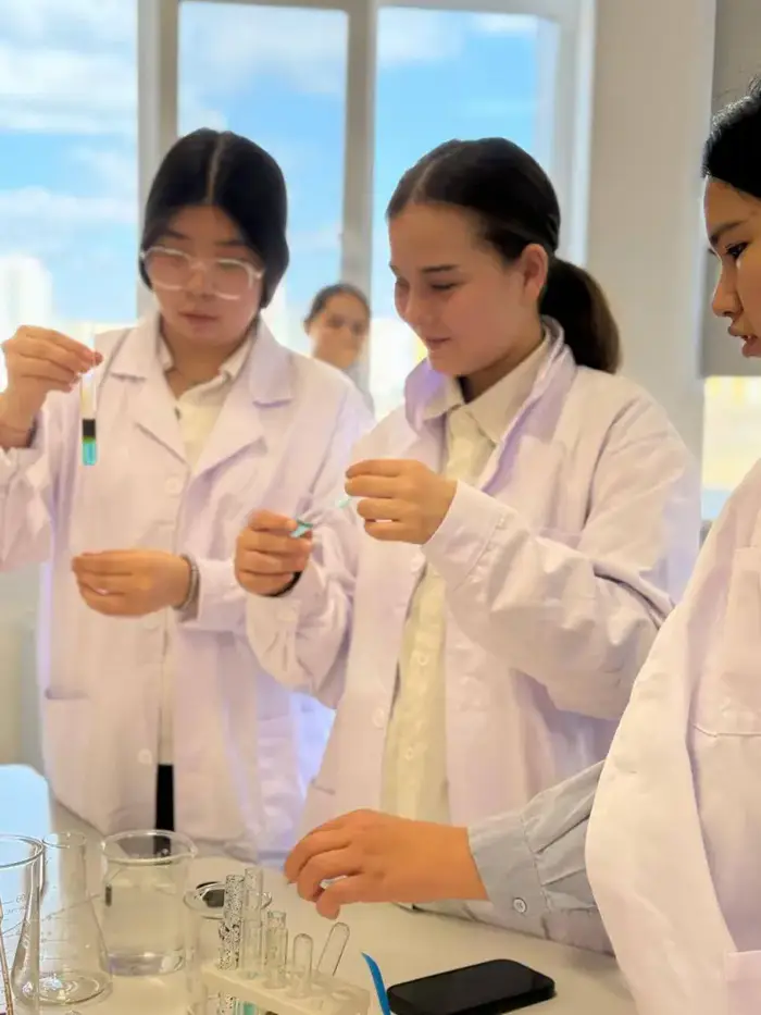 STEM-лаборатория, современная библиотека, IT-кабинет: раскрыты особенности «Келешек мектебі» (5)