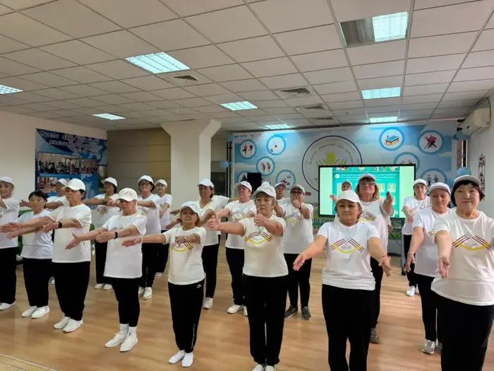 Выпускной для пожилых: столичные пенсионеры завершили курс гимнастики Айкуне (5)