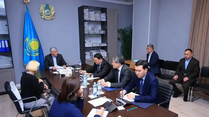 Горожане задают вопросы акиму Ермаганбету Булекпаеву на открытом приёме Уральске