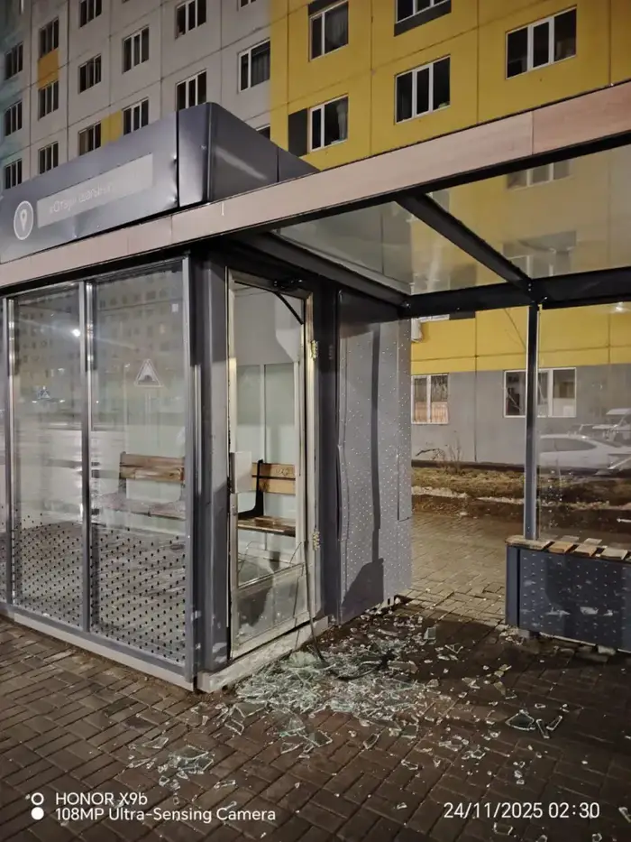 Погром на остановке: вандалы получили 10 суток за разбитые мечты города Уральске