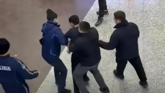 Служба или насилие? Минобороны о видео из ТЦ Астаны Уральске