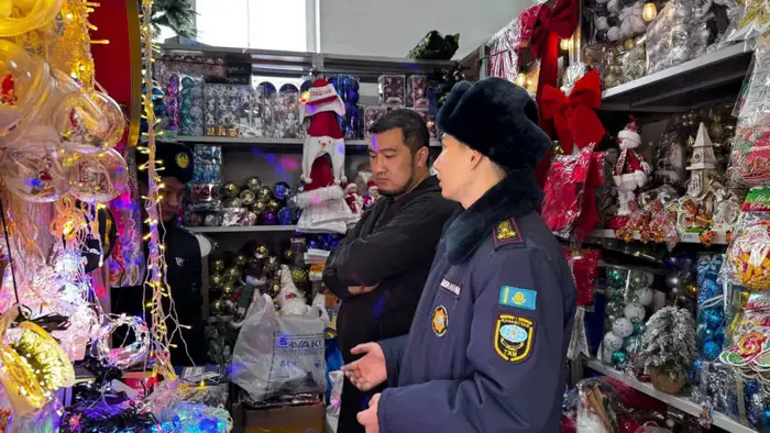 Столичные спасатели подчеркивают важность соблюдения правил безопасности при использовании пиротехники в новогодние праздники Уральске