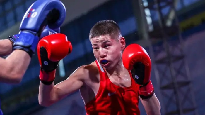 Казахстанский боксер Оразбек Асылкулов нокаутировал соперника на чемпионате мира в весовой категории до 57 килограммов Уральске