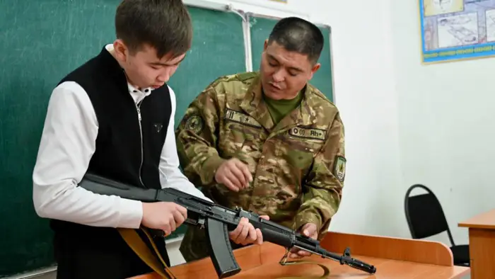 Курс на защиту: Казахстан обновляет правила начальной военной подготовки в школах Уральске