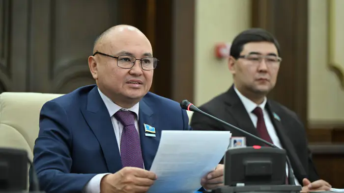 Депутат Саиров предупредил о разрушительном влиянии моды на соперничество в социальных сетях на национальное единство Уральске
