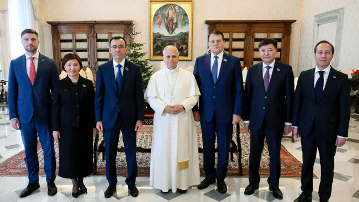 Президент Казахстана Касым-Жомарт Токаев пригласил Папу Римского Льва XIV посетить Казахстан с апостольским визитом. Это приглашение подчеркивает стремление страны к укреплению межрелигиозного диалога и сотрудничества, а также открывает новые возможности  Уральске