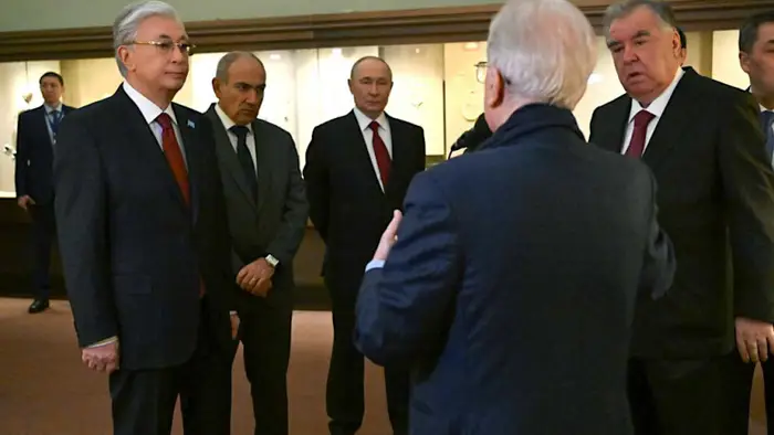 Президент Казахстана Касым-Жомарт Токаев завершил трёхдневный визит в Токио, где его встречала улыбающаяся министр Санаэ Такаичи, а затем отправился в Санкт-Петербург для встречи с другими мировыми лидерами. Уральске