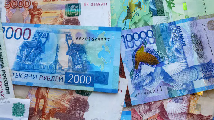 Слабый рубль: Эксперты оценивают последствия для Казахстана на фоне падения цен на нефть в России Уральске