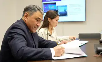 Министр водных ресурсов Нуржан Нуржигитов поддержал инициативу школьницы по сбору воды из воздуха, подписав меморандум о сотрудничестве.