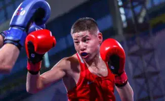 Казахстанский боксер Оразбек Асылкулов нокаутировал соперника на чемпионате мира в весовой категории до 57 килограммов