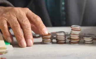 В 2026 году в Казахстане ожидается повышение минимальной пенсии, что предусмотрено в государственном бюджете на 2026–2028 годы, подписанном Президентом.