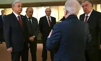 Президент Казахстана Касым-Жомарт Токаев завершил трёхдневный визит в Токио, где его встречала улыбающаяся министр Санаэ Такаичи, а затем отправился в Санкт-Петербург для встречи с другими мировыми лидерами.