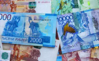 Слабый рубль: Эксперты оценивают последствия для Казахстана на фоне падения цен на нефть в России