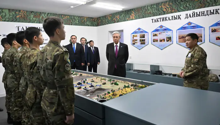 Токаев посетил военную школу-интернат