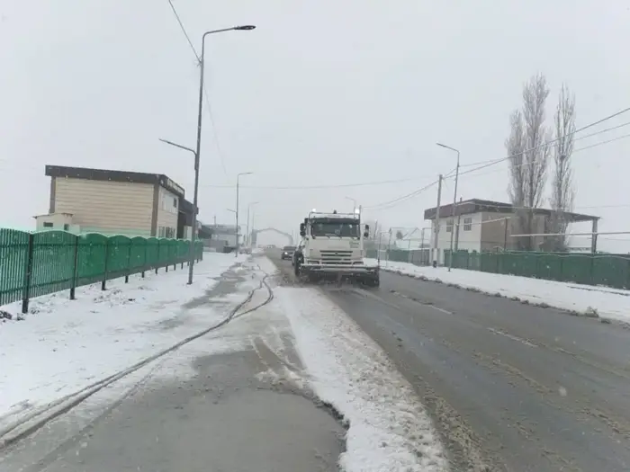 ТУРКЕСТАН: Снежные осадки приводят к экстренной очистке дорог в Махтаарале Уральске
