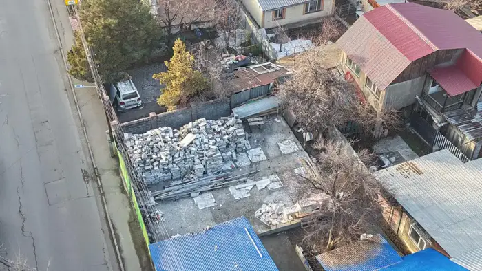 Алматы: Закон возобновил порядок, снося незаконное строение Уральске