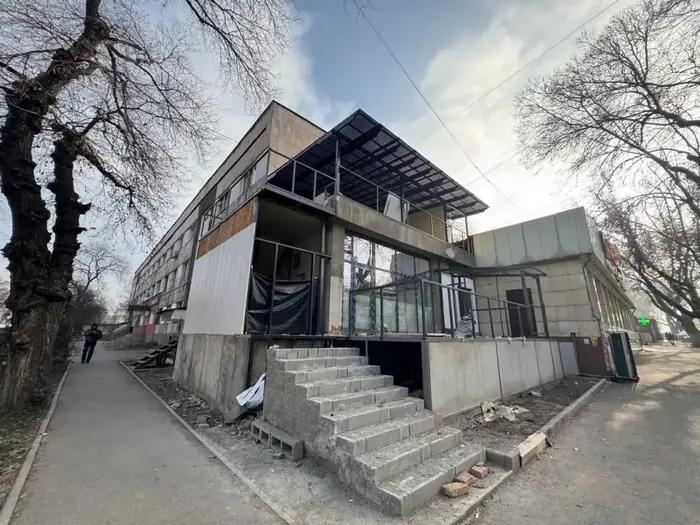 Снос незаконной пристройки к многоквартирному дому в Алматы Уральске