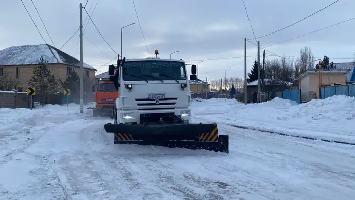 Вывоз снега из Астаны в зимнем сезоне 2.8 миллиона кубометров Уральске
