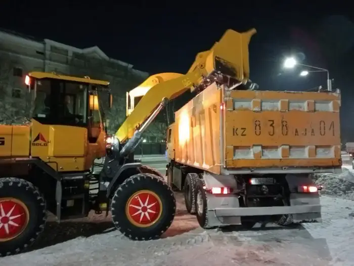Около двух тысяч единиц спецтехники заняты в уборке снега в Астане (6)