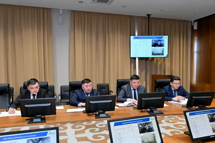 Аким области Абай проводит прием руководителей управлений для обсуждения отчетов и планов на 2025 год Уральске