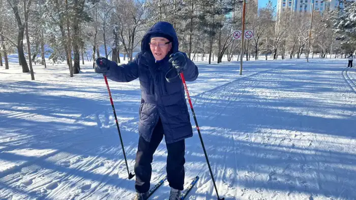 Зимние спортсмены: пенсионеры Астаны покоряют лыжные трассы и водные глубины Уральске