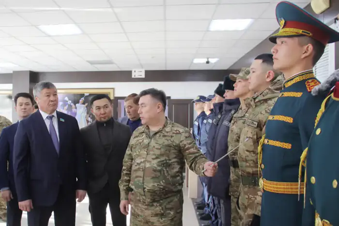 Депутаты Мажилиса обсудили законопроекты с военнослужащими Национальной гвардии Уральске