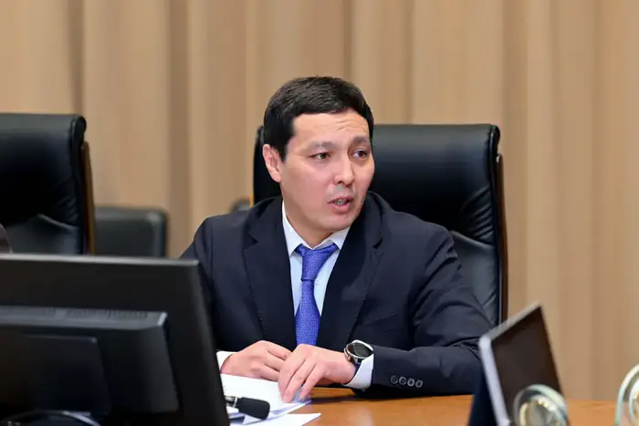 Аким области Абай проводит прием руководителей управлений, где заслушивает отчеты (5)