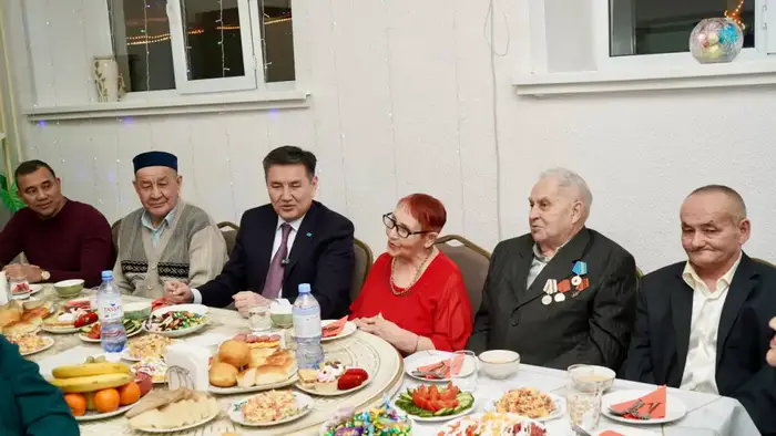 Аким ВКО провёл новогодний вечер с одинокими пожилыми людьми (6)