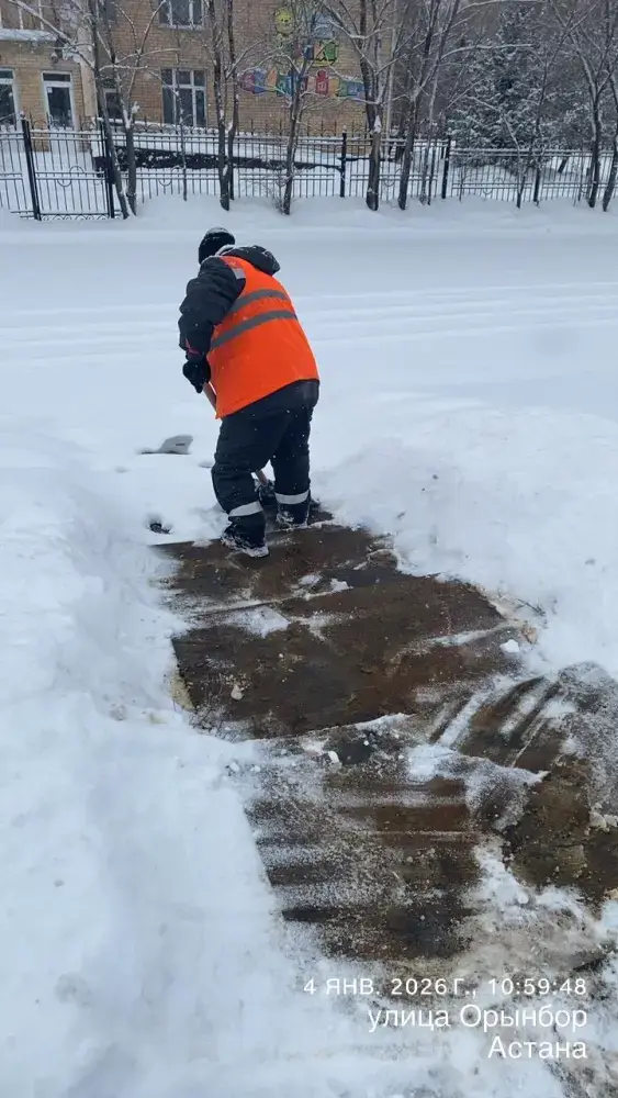 Более 3000 дорожных рабочих и свыше 1600 единиц спецтехники задействованы в снегоуборочных работах в Астане (8)