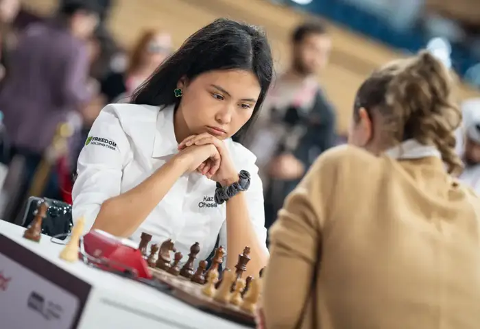 Бибисара Асаубаева завоевывает третий титул чемпионки мира и получает шанс на участие в турнире претендентов 2026 года Уральске