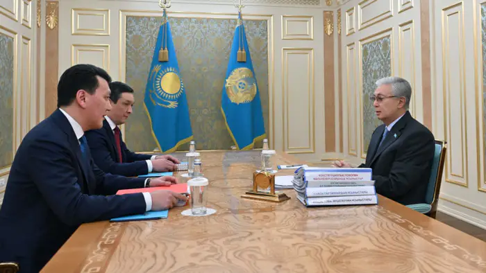 Токаев рассматривает новые предложения по конституционной реформе, что может изменить политический ландшафт Казахстана и усилить роль парламента Уральске
