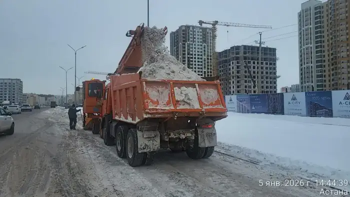 В Астане продолжается круглосуточная очистка снега: более 3000 рабочих и 1800 единиц техники на борьбе с зимними осадками Уральске