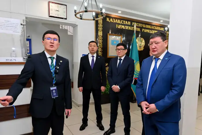 Аким области посетил лицей Білім-Инновация в Семее проблемы нового здания Уральске