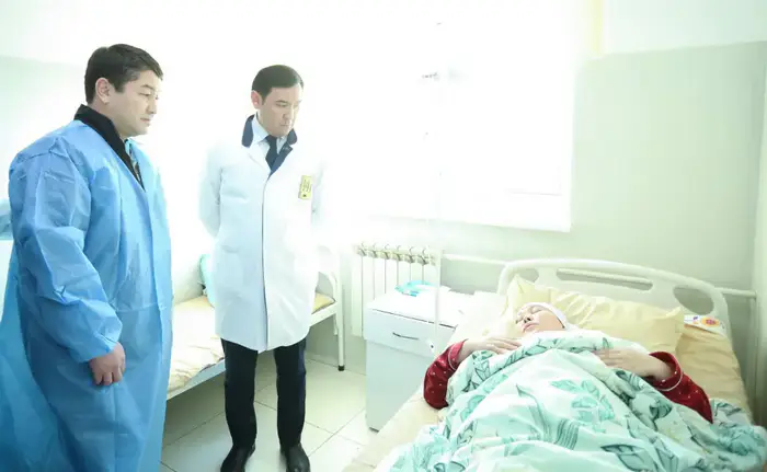 Аким Мангистауской области ознакомился с состоянием пострадавших в дорожно-транспортном происшествии в Бейнеуском районе (7)