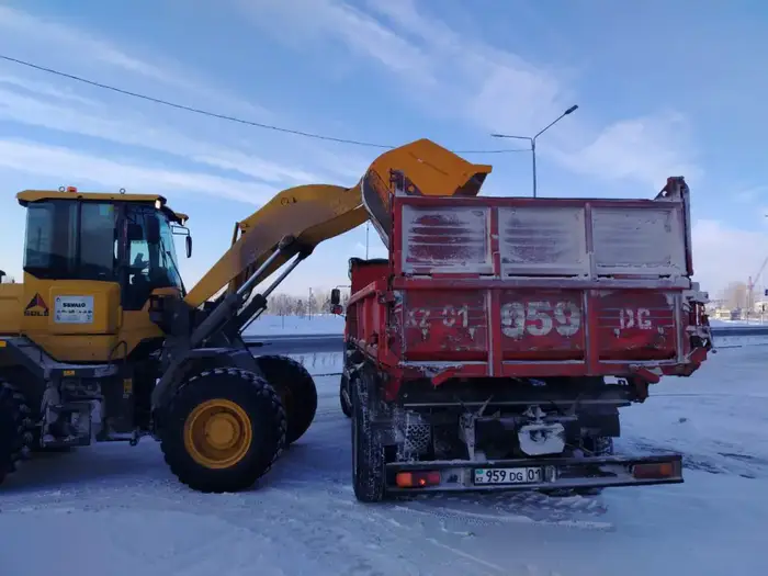 В Астане продолжается масштабная уборка снега с привлечением почти 2 тысяч единиц спецтехники Уральске