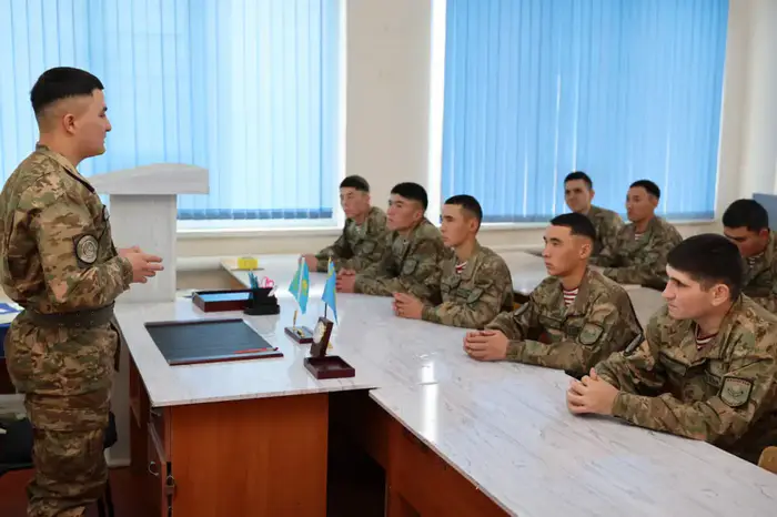 Рядовой Бахтиярхан Турсынходжаев из Национальной гвардии владеет семью языками и обучается даже во время службы Уральске