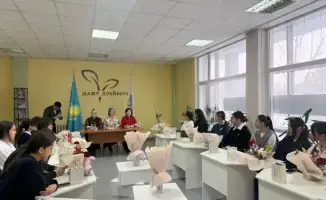 В Астане студенты и школьники запускают международный проект по производству парфюма с эфирными маслами из Вашингтона