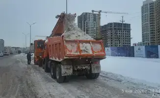 В Астане продолжается круглосуточная очистка снега: более 3000 рабочих и 1800 единиц техники на борьбе с зимними осадками