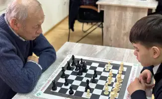 В Астане состоялась товарищеская встреча по шахматам среди пенсионеров и школьников