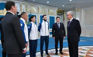 Токаев поддерживает спортивные достижения Казахстана, вручая флаг знаменосцам Олимпийских и Паралимпийских команд