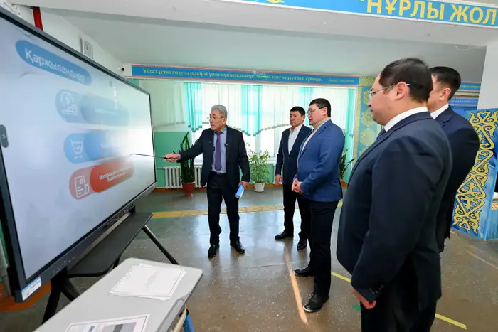 Аким области Берик Уали посетил Глуховскую среднюю школу в Бескарагае и обсудил вопросы ремонта Уральске