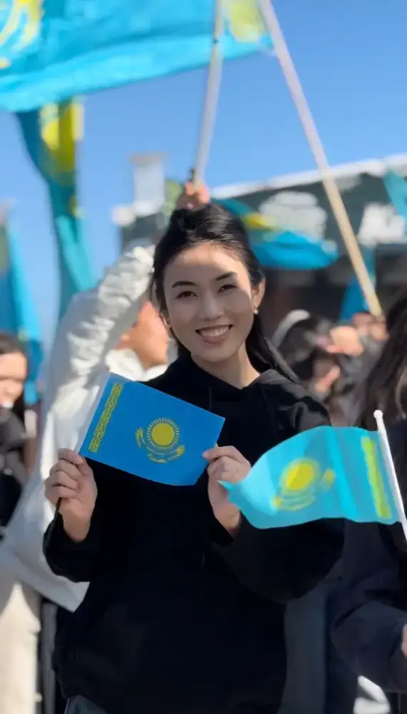 В Алматы молодежь провела патриотический флешмоб в поддержку Новой Конституции Уральске