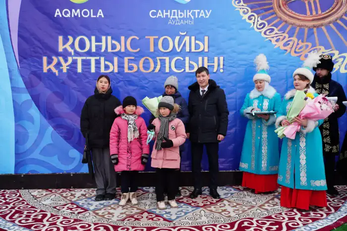 В Акмолинской области социально уязвимым категориям граждан вручены ключи от новых квартир (5)