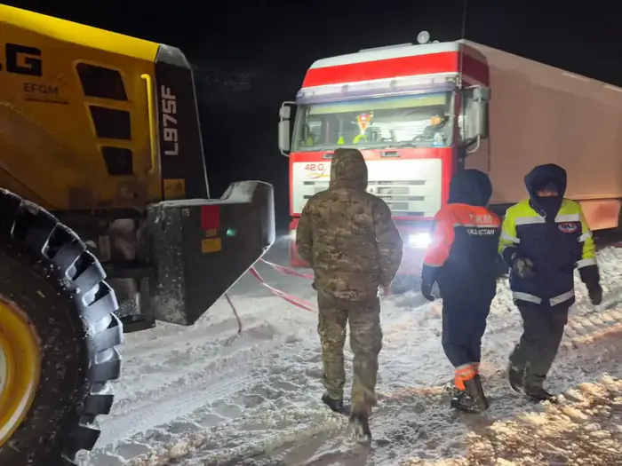 Спасение и эвакуация 126 человек из снежных заносов в Казахстане Уральске