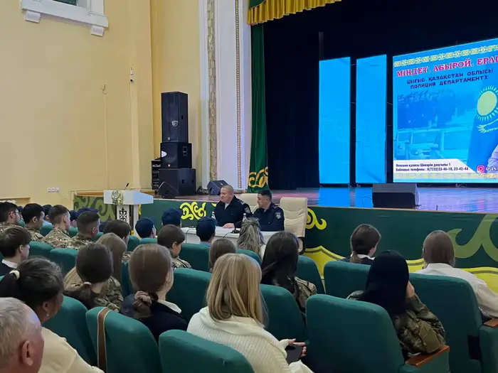 Мост между поколениями: школьники и студенты встретились с полицейскими в Алтае Уральске