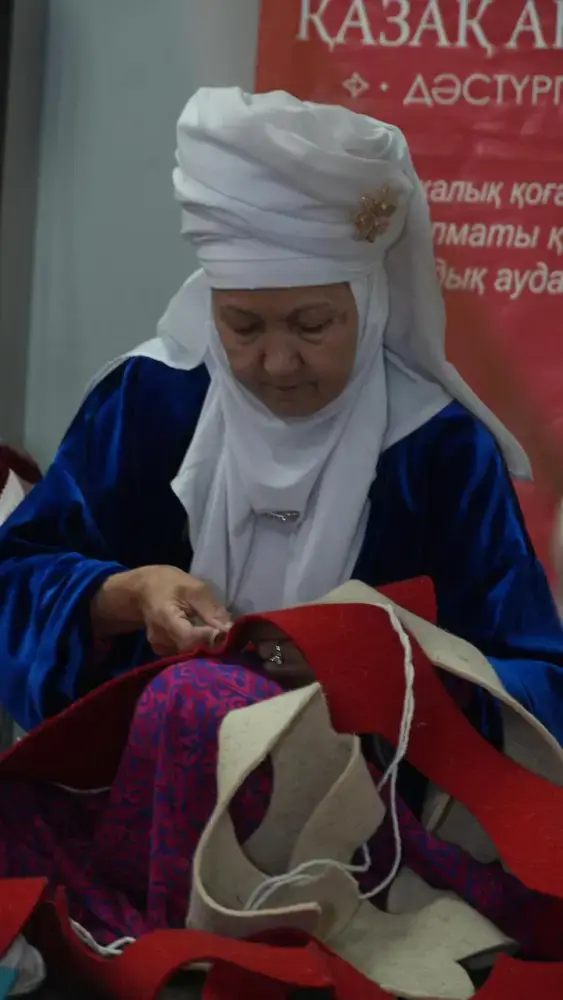 В Алматы плетут 110 метров традиционного сырмака для книги рекордов Гиннесса Уральске
