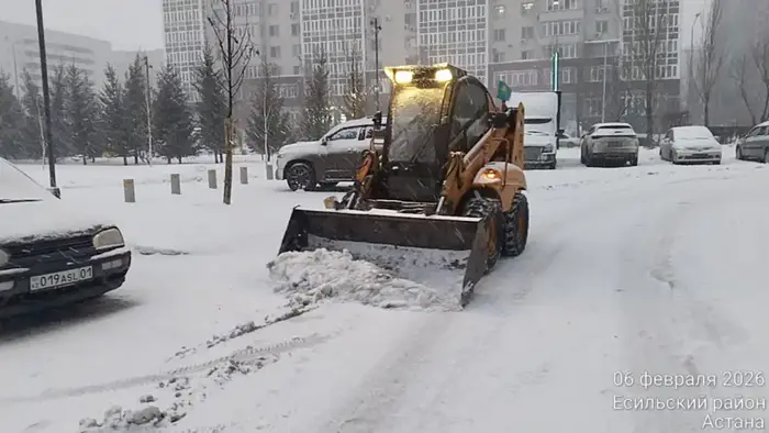 Более 3 000 дорожных рабочих и свыше 1 700 единиц спецтехники задействовано в снегоуборочных работах в Астане (10)