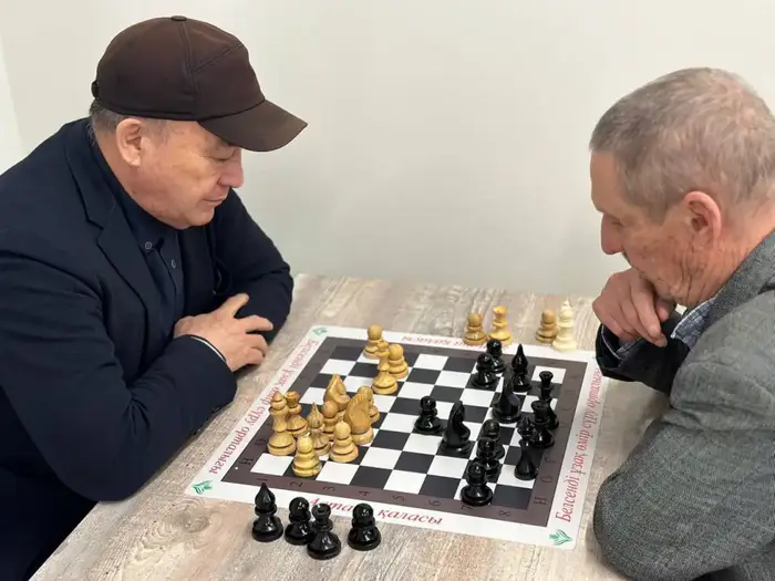 Турнир по шашкам для пенсионеров в Астане Уральске